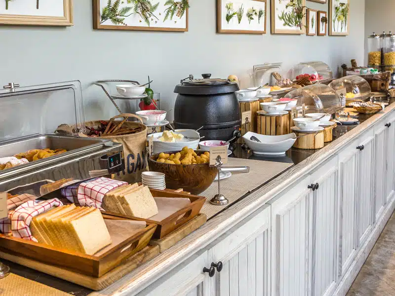 Attrezzatura-buffet-sala-albergo-modena