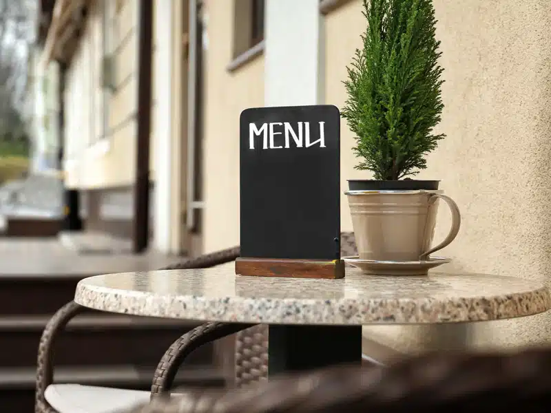 Lavagnetta-nera-menu-con-leggio-da-esterno-modena